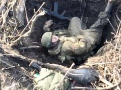 Тіло росіянина відлетіло на кілька метрів після удару дрона-камікадзе. ВIДЕО 18+ Тіло-росіянина-відлетіло-на-кілька-метрів-після-удару-дрона-камікадзе.-ВiДЕО-18+