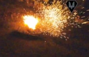 Ворожа БМП “салютує” у нічному небі після удару українського дрона на Херсонщини. ВIДЕО Ворожа-БМП-“салютує”-у-нічному-небі-після-удару-українського-дрона-на-Херсонщини.-ВiДЕО