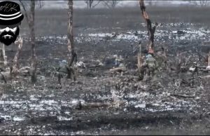 Восьмеро українських воїнів зачищають ворожу позицію поблизу Бахмуту. ВIДЕО безпілотника Восьмеро-українських-воїнів-зачищають-ворожу-позицію-поблизу-Бахмуту.-ВiДЕО-безпілотника
