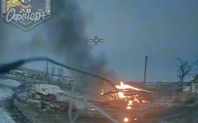 Бійці 46 ОАеМБр FPV-дронами знищили два російські танки біля Мар’їнки. ВIДЕО Бійці-46-ОАеМБр-fpv-дронами-знищили-два-російські-танки-біля-Мар’їнки.-ВiДЕО