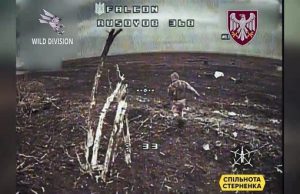 Дрон-камікадзе ліквідував обеззброєного російського солдата посеред поля. ВIДЕО Дрон-камікадзе-ліквідував-обеззброєного-російського-солдата-посеред-поля.-ВiДЕО