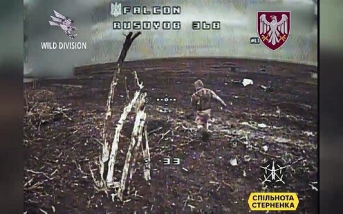 Дрон-камікадзе ліквідував обеззброєного російського солдата посеред поля. ВIДЕО Дрон-камікадзе-ліквідував-обеззброєного-російського-солдата-посеред-поля.-ВiДЕО