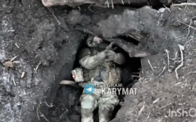 Російський солдат здався у полон, слідуючи за українським дроном. ВIДЕО Російський-солдат-здався-у-полон,-слідуючи-за-українським-дроном.-ВiДЕО