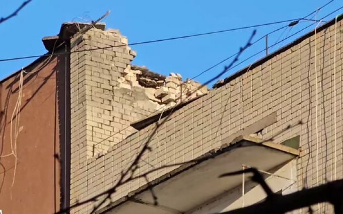 Рашисти вдарили по житловій багатоповерхівці в Херсоні. ВIДЕО Рашисти-вдарили-по-житловій-багатоповерхівці-в-Херсоні.-ВiДЕО
