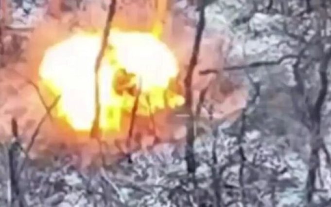 Два окупанти “самоліквідовуються” на міні. ВIДЕО безпілотника Два-окупанти-“самоліквідовуються”-на-міні.-ВiДЕО-безпілотника