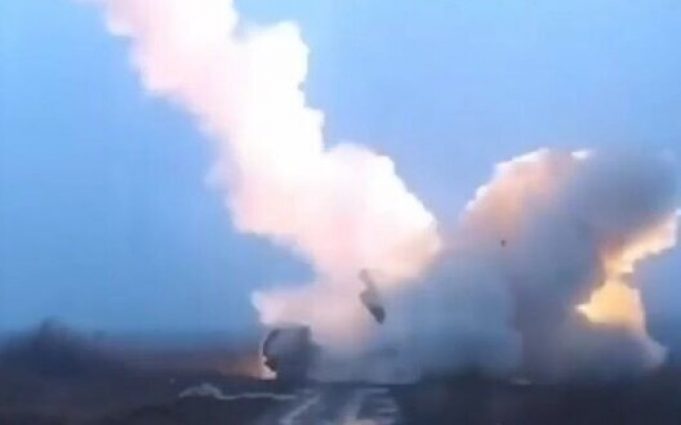 Екіпажі двох РСЗВ “HIMARS” атакують окупантів: “Доброго ранку, п#дари! Слава Україні”. ВIДЕО Екіпажі-двох-РСЗВ-“himars”-атакують-окупантів:-“Доброго-ранку,-п#дари!-Слава-Україні”.-ВiДЕО