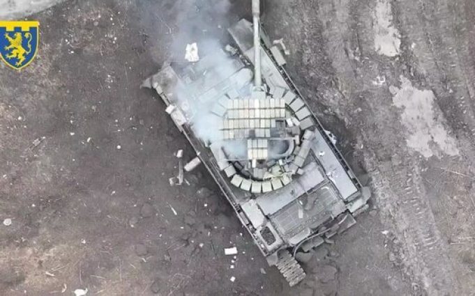 Бійці 103 ОБрТрО поцілили дроном у танк росіян. ВIДЕО Бійці-103-ОБрТрО-поцілили-дроном-у-танк-росіян.-ВiДЕО