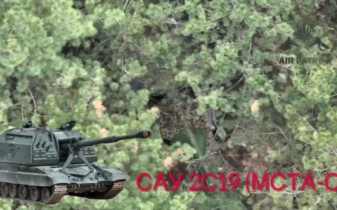 На околицях Нової Каховки наші бійці знищили російську САУ “Мста-С”. ВIДЕО На-околицях-Нової-Каховки-наші-бійці-знищили-російську-САУ-“Мста-С”.-ВiДЕО