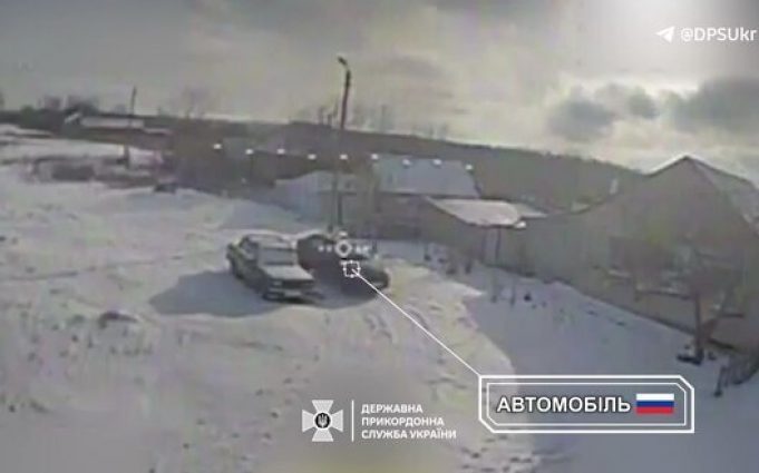 Прикордонники знищили ворожий бліндаж та автомобіль загарбників FPV-дронами. ВIДЕО Прикордонники-знищили-ворожий-бліндаж-та-автомобіль-загарбників-fpv-дронами.-ВiДЕО