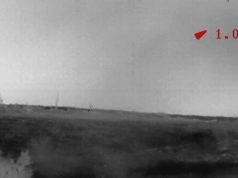 Український снайпер ліквідував росіянина, який переховувався у “пончо”. ВIДЕО Український-снайпер-ліквідував-росіянина,-який-переховувався-у-“пончо”.-ВiДЕО