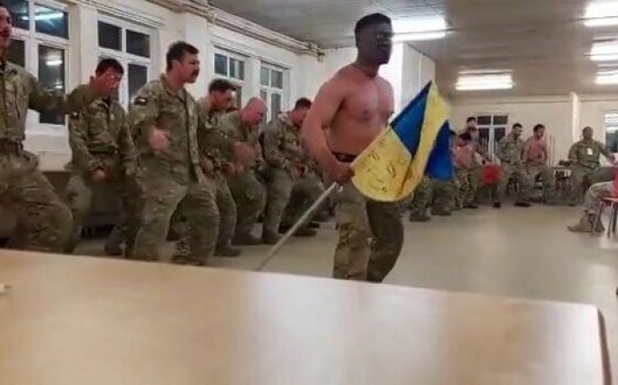 Новозеландські військові провели спеціальний традиційний обряд на підтримку українців. ВIДЕО Новозеландські-військові-провели-спеціальний-традиційний-обряд-на-підтримку-українців.-ВiДЕО