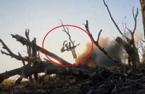 Зброю окупанта вибуховою хвилею відкидає до українських воїнів: “Автомат наш, сука!”. ВIДЕО Зброю-окупанта-вибуховою-хвилею-відкидає-до-українських-воїнів:-“Автомат-наш,-сука!”.-ВiДЕО