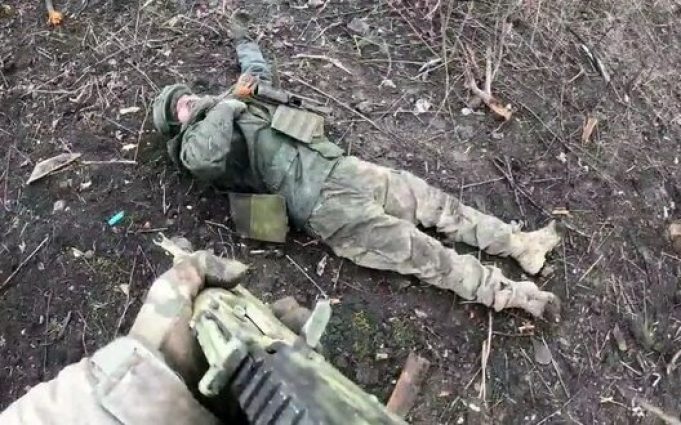Бійці ССО “трофеять” чотирьох окупантів поблизу Авдіївки: “Я тебе не братан, сука! Будете п#здеть так... Бійці-ССО-“трофеять”-чотирьох-окупантів-поблизу-Авдіївки:-“Я-тебе-не-братан,-сука!-Будете-п#здеть-так.