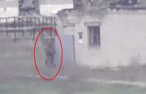 Снайпер влучає в окупанта на авдіївському напрямку. ВIДЕО Снайпер-влучає-в-окупанта-на-авдіївському-напрямку.-ВiДЕО