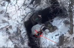 Окупант, здаючись у полон, намагається кинути гранату в українських воїнів. ВIДЕО безпілотника Окупант,-здаючись-у-полон,-намагається-кинути-гранату-в-українських-воїнів.-ВiДЕО-безпілотника