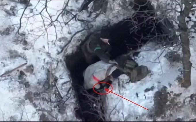 Окупант, здаючись у полон, намагається кинути гранату в українських воїнів. ВIДЕО безпілотника Окупант,-здаючись-у-полон,-намагається-кинути-гранату-в-українських-воїнів.-ВiДЕО-безпілотника