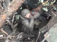 “Кадирівець” молиться на український дрон і марно від нього тікає. ВIДЕО “Кадирівець”-молиться-на-український-дрон-і-марно-від-нього-тікає.-ВiДЕО