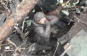 “Кадирівець” молиться на український дрон і марно від нього тікає. ВIДЕО “Кадирівець”-молиться-на-український-дрон-і-марно-від-нього-тікає.-ВiДЕО