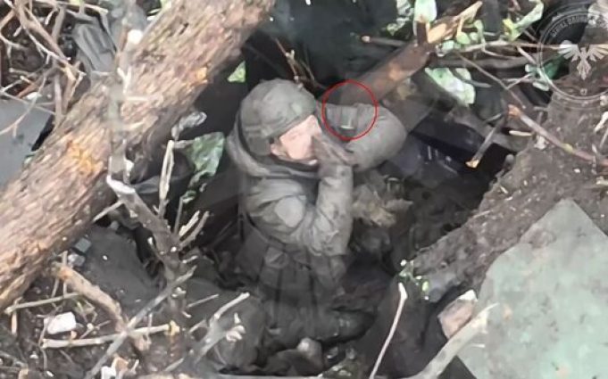“Кадирівець” молиться на український дрон і марно від нього тікає. ВIДЕО “Кадирівець”-молиться-на-український-дрон-і-марно-від-нього-тікає.-ВiДЕО