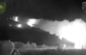 Артилеристи знищили скупчення живої сили противника з БМ-21 “Град”. ВIДЕО Артилеристи-знищили-скупчення-живої-сили-противника-з-БМ-21-“Град”.-ВiДЕО