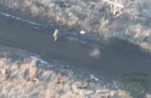 Окупант перед смертю намагається з автомата збити український дрон-камікадзе. ВIДЕО Окупант-перед-смертю-намагається-з-автомата-збити-український-дрон-камікадзе.-ВiДЕО