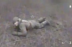 Дрон-камікадзе поцілив окупанту нижче спини. ВIДЕО Дрон-камікадзе-поцілив-окупанту-нижче-спини.-ВiДЕО