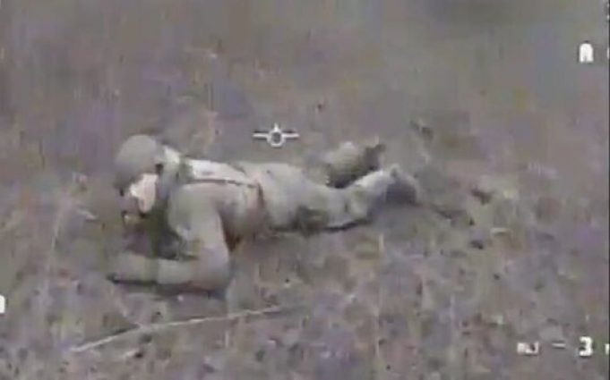 Дрон-камікадзе поцілив окупанту нижче спини. ВIДЕО Дрон-камікадзе-поцілив-окупанту-нижче-спини.-ВiДЕО