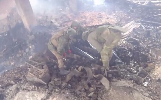 Окупанти збирають у чорні пакети рештки своїх “двохсотих”. ВIДЕО Окупанти-збирають-у-чорні-пакети-рештки-своїх-“двохсотих”.-ВiДЕО
