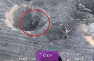 Окупант застрелився у вирві від снаряду під час бою у Кринках. ВIДЕО Окупант-застрелився-у-вирві-від-снаряду-під-час-бою-у-Кринках.-ВiДЕО