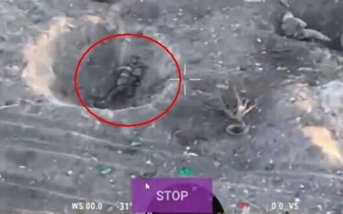 Окупант застрелився у вирві від снаряду під час бою у Кринках. ВIДЕО Окупант-застрелився-у-вирві-від-снаряду-під-час-бою-у-Кринках.-ВiДЕО