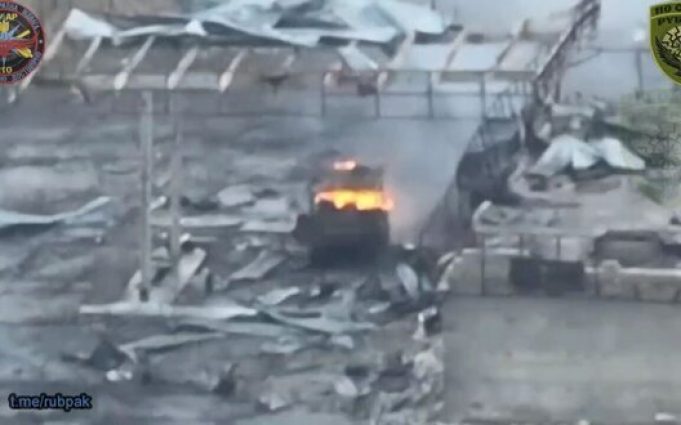 Окупант випадає із палаючого автомобіля після удару українського дрона. ВIДЕО Окупант-випадає-із-палаючого-автомобіля-після-удару-українського-дрона.-ВiДЕО