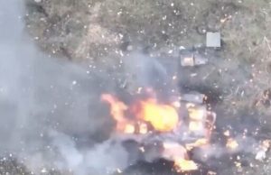 Ворожа бронемашина догорає у полі поблизу Авдіївки. ВIДЕО Ворожа-бронемашина-догорає-у-полі-поблизу-Авдіївки.-ВiДЕО