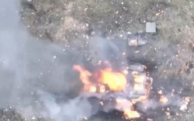 Ворожа бронемашина догорає у полі поблизу Авдіївки. ВIДЕО Ворожа-бронемашина-догорає-у-полі-поблизу-Авдіївки.-ВiДЕО