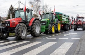Польські фермери заблокували три пункти пропуску на кордоні з Україною, рух ускладнено, – ДПСУ. ВIДЕО... Польські-фермери-заблокували-три-пункти-пропуску-на-кордоні-з-Україною,-рух-ускладнено,-–-ДПСУ-ВiДЕО.