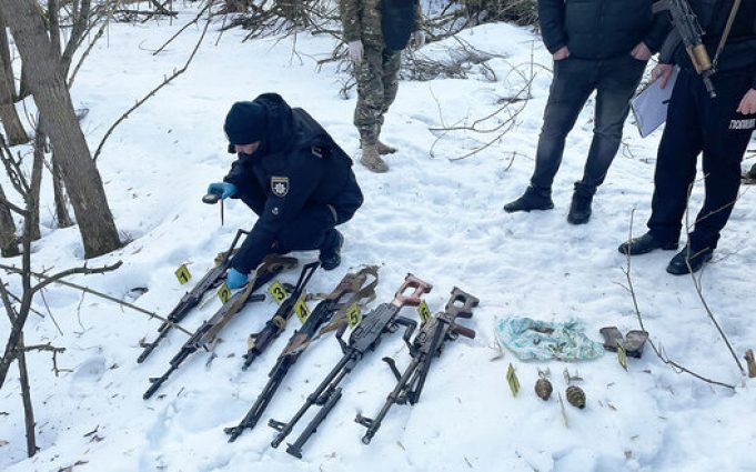 Схрон зі зброєю та боєприпасами знайшли на Чернігівщині. ВІДЕО+ФОТОрепортаж Схрон-зі-зброєю-та-боєприпасами-знайшли-на-Чернігівщині.-ВІДЕО+ФОТОрепортаж
