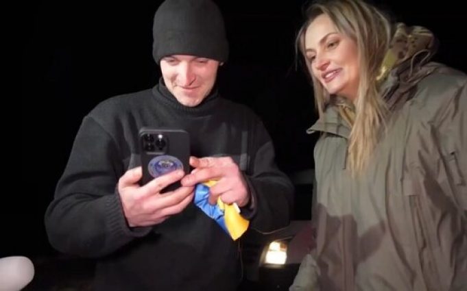 Перші дзвінки звільнених вчора українських полонених додому: “Сонечко, все добре, я вдома”. ВIДЕО Перші-дзвінки-звільнених-вчора-українських-полонених-додому:-“Сонечко,-все-добре,-я-вдома”.-ВiДЕО