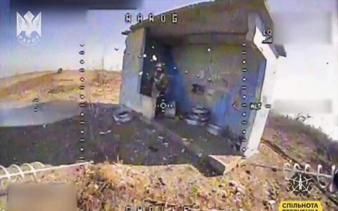 FPV-дрон атакує окупанта, який намагався заховатися на автобусній зупинці. ВIДЕО fpv-дрон-атакує-окупанта,-який-намагався-заховатися-на-автобусній-зупинці.-ВiДЕО
