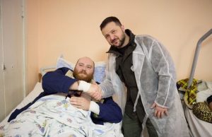 Зеленський відвідав поранених військових, яких лікують у Харкові. ВІДЕО+ФОТОрепортаж Зеленський-відвідав-поранених-військових,-яких-лікують-у-Харкові.-ВІДЕО+ФОТОрепортаж