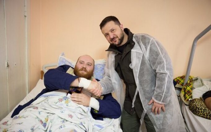 Зеленський відвідав поранених військових, яких лікують у Харкові. ВІДЕО+ФОТОрепортаж Зеленський-відвідав-поранених-військових,-яких-лікують-у-Харкові.-ВІДЕО+ФОТОрепортаж