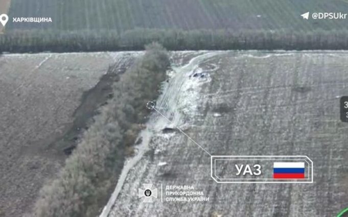 Прикордонники дроном атакували російську “буханку” на Харківщині. ВIДЕО Прикордонники-дроном-атакували-російську-“буханку”-на-Харківщині.-ВiДЕО