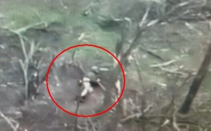 Окупант загубив штани на полі бою у Кринках. ВIДЕО 18+ Окупант-загубив-штани-на-полі-бою-у-Кринках.-ВiДЕО-18+