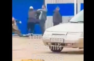 У Мукачеві побили співробітника ТЦК – поліція розпочала розслідування. ВIДЕО У-Мукачеві-побили-співробітника-ТЦК-–-поліція-розпочала-розслідування.-ВiДЕО