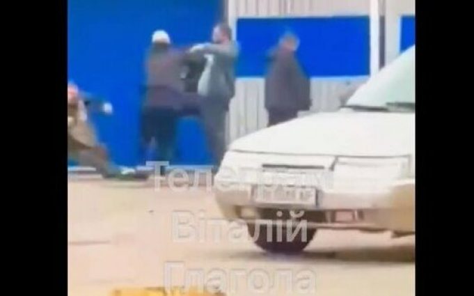У Мукачеві побили співробітника ТЦК – поліція розпочала розслідування. ВIДЕО У-Мукачеві-побили-співробітника-ТЦК-–-поліція-розпочала-розслідування.-ВiДЕО