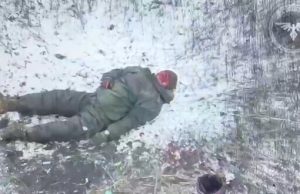 Окупант конає в полі після удару дрона-камікадзе. ВIДЕО 18+ Окупант-конає-в-полі-після-удару-дрона-камікадзе.-ВiДЕО-18+