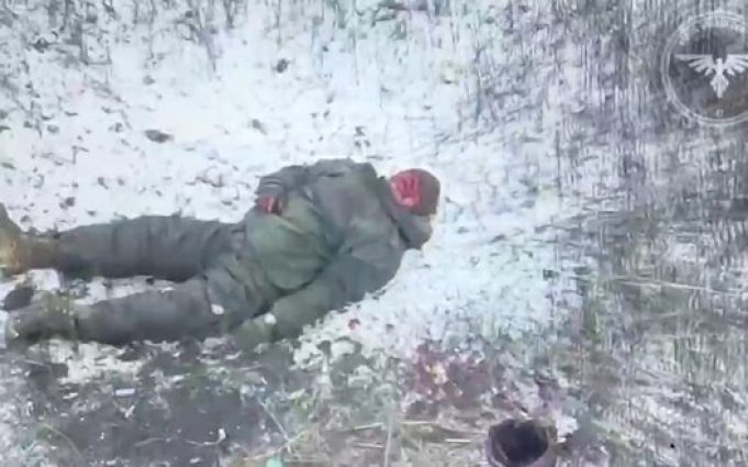Окупант конає в полі після удару дрона-камікадзе. ВIДЕО 18+ Окупант-конає-в-полі-після-удару-дрона-камікадзе.-ВiДЕО-18+