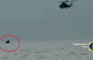 Хвостовик знищеного російського літака вигулькує з моря поблизу окупованого Рибацького. ВIДЕО Хвостовик-знищеного-російського-літака-вигулькує-з-моря-поблизу-окупованого-Рибацького.-ВiДЕО