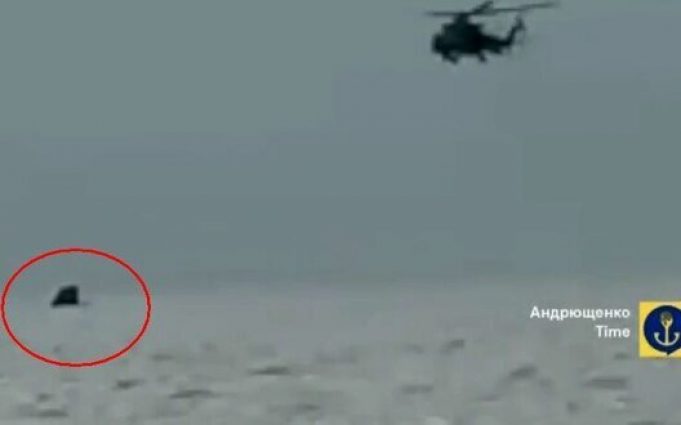 Хвостовик знищеного російського літака вигулькує з моря поблизу окупованого Рибацького. ВIДЕО Хвостовик-знищеного-російського-літака-вигулькує-з-моря-поблизу-окупованого-Рибацького.-ВiДЕО