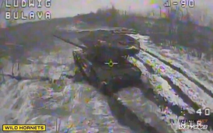 Ворожий танк та два ЗРК С-60 знищили українські воїни дронами “Дикі Шершні”. ВIДЕО Ворожий-танк-та-два-ЗРК-С-60-знищили-українські-воїни-дронами-“Дикі-Шершні”.-ВiДЕО