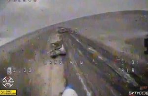 Дрони “Дикі шершні” атакують ворожу бронетехніку на південному напрямку. ВIДЕО Дрони-“Дикі-шершні”-атакують-ворожу-бронетехніку-на-південному-напрямку.-ВiДЕО