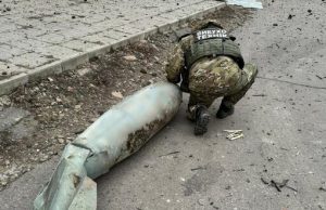 Дві КАБ, які окупанти скинули на Куп’янськ, не вибухнули. Їх знешкодили сапери. ВIДЕО Дві-КАБ,-які-окупанти-скинули-на-Куп’янськ,-не-вибухнули-Їх-знешкодили-сапери.-ВiДЕО